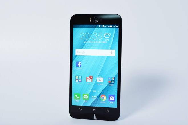 219-asus zenfone selfie-1