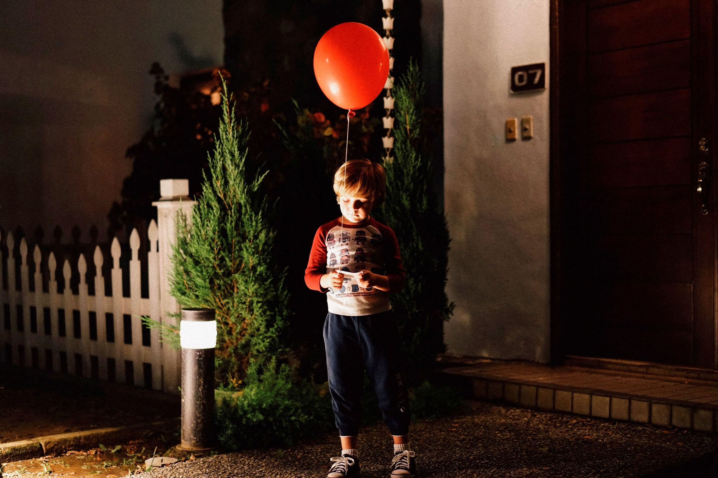 一顆紅氣球，寄託千言萬語的思念