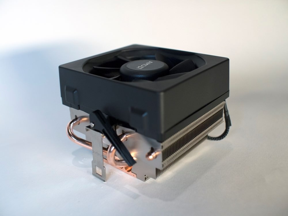 圖說一：新款AMD Wraith Cooler散熱器讓電腦運作時幾乎零噪音，搭配獨特造型的包覆型散熱風扇與LED燈