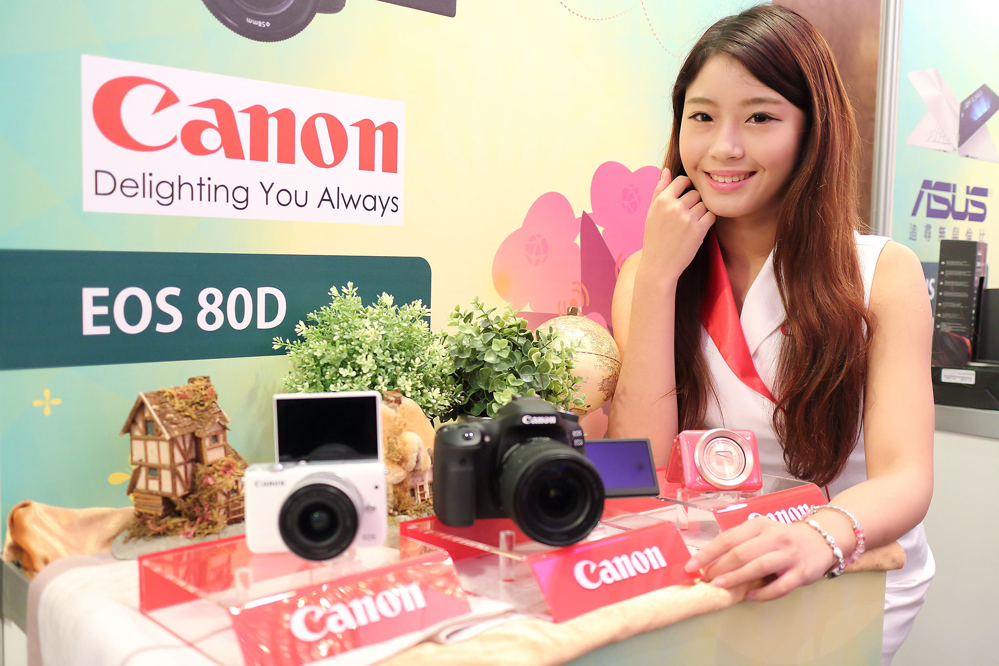 圖說一，Canon打造2016春季電腦展影像樂園，民眾可到現場體驗最新、最有趣的影像商品，包含最新上市的數位單眼EOS 80D、EOS M10迷你單眼相機，及PowerShot N2粉餅機等。