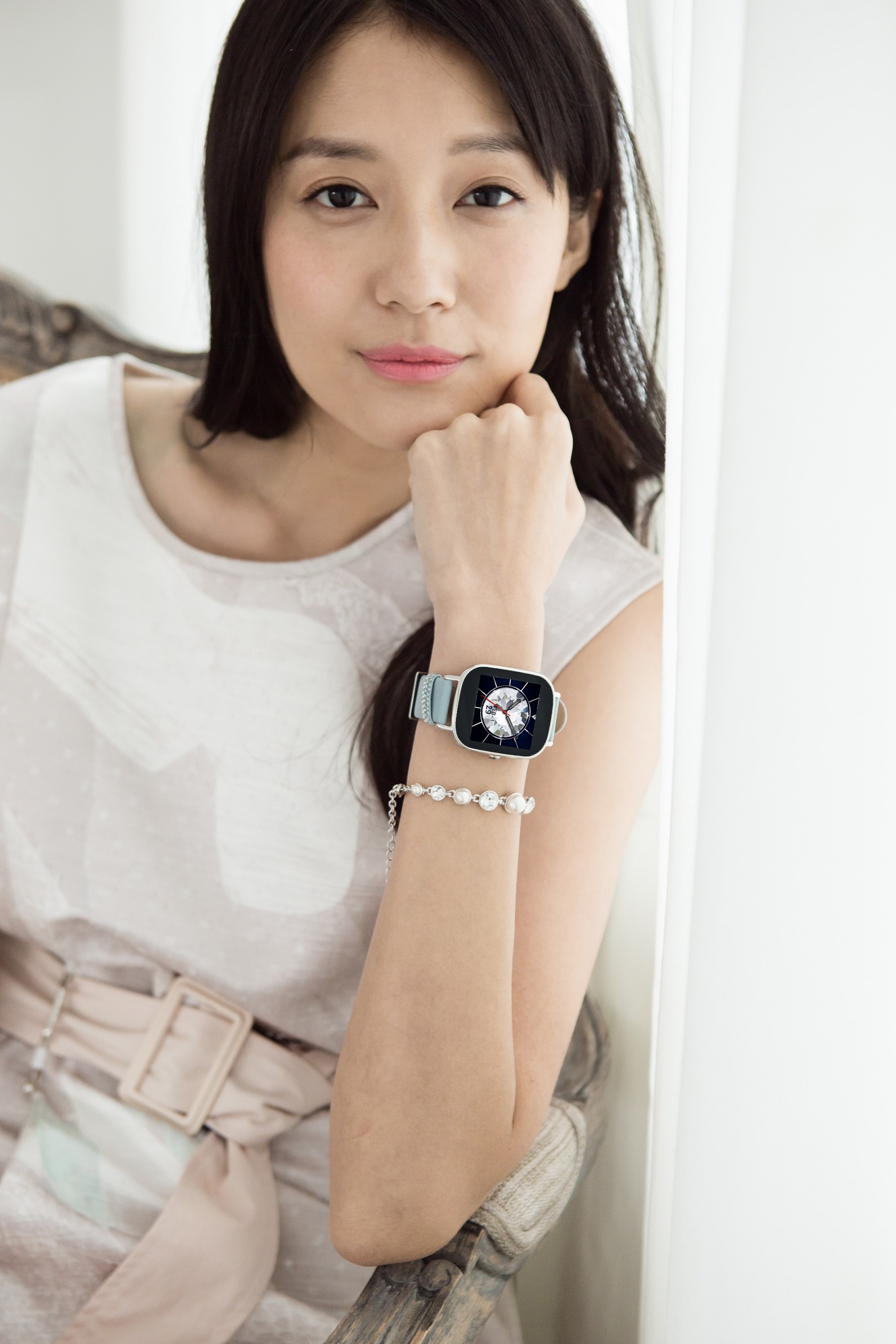 採用施華洛世奇水晶的ASUS ZenWatch 2「真皮晶鑽藍」皮革錶帶鑲嵌璀璨奪目的精美水晶，搭配水晶風格錶面，展現顯雋永品味