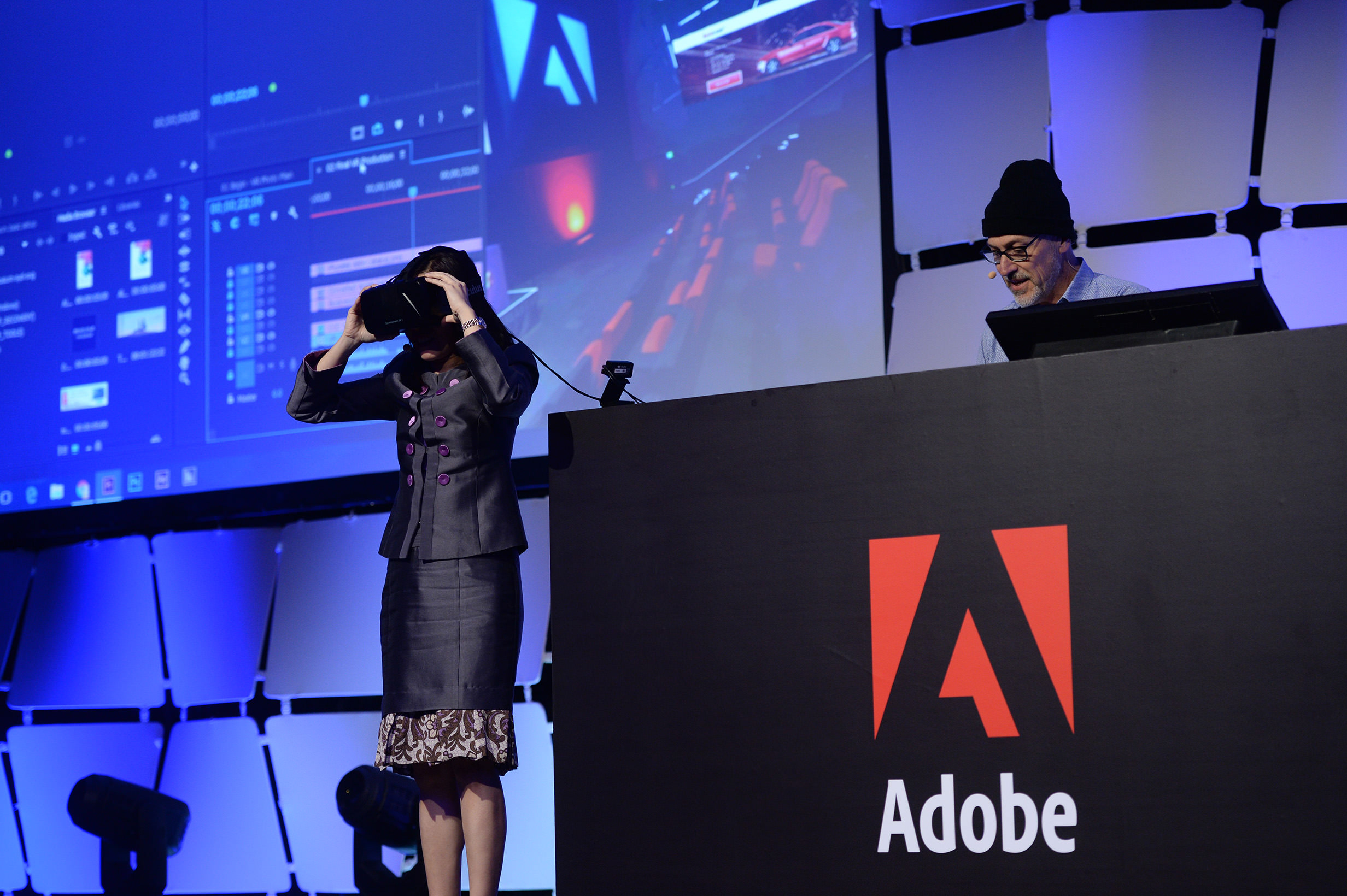 【Adobe新聞照片】Adobe亞太區數位體驗總監Michael Stoddart(右)與Adobe亞太區數位媒體總監Janie Lim(左)運用Adobe Primetime展演VR體驗