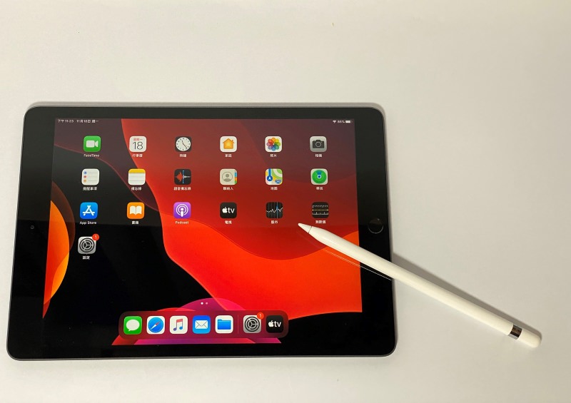 開箱/ 最超值的蘋果7代iPad開賣！10.2吋螢幕加大、支援聰穎鍵盤與Apple
